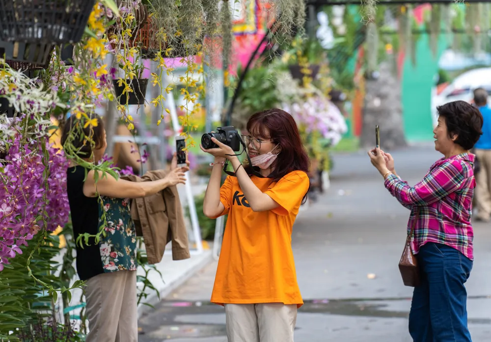 Festival Hoa lan 2023 thu hút từ các bạn trẻ cho đến những người lớn tuổi, yêu thích hoa lá. Ảnh: TIỂU MINH