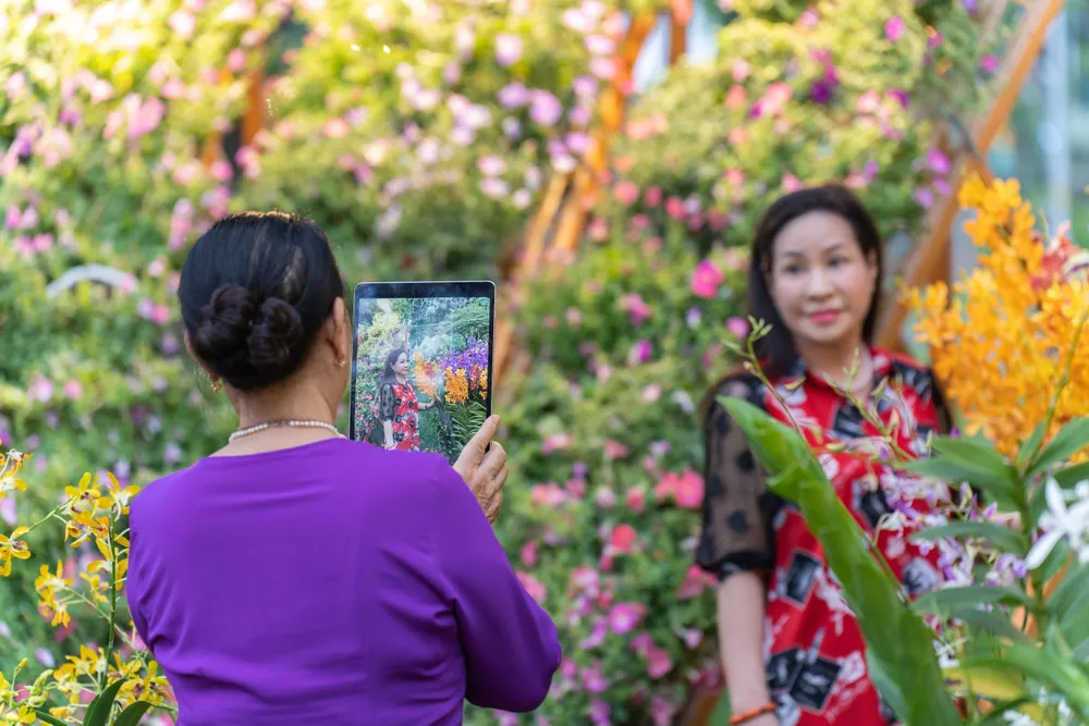 Du khách sử dụng các thiết bị công nghệ để ghi lại những khoảnh khắc đẹp. Ảnh: TIỂU MINH