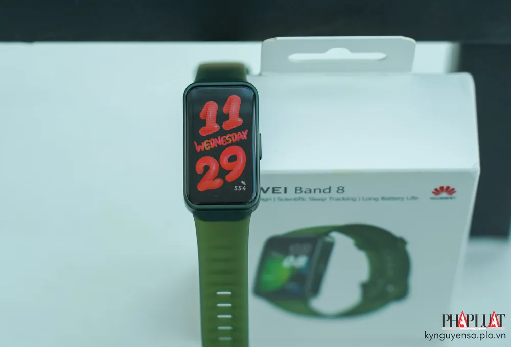 Dây đeo trong suốt và kháng khuẩn. Ảnh: TIỂU MINH