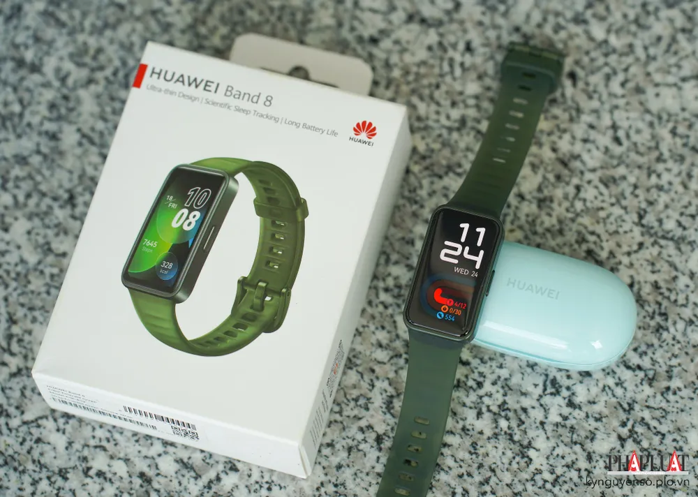 Huawei Band 8 có màn hình lớn, trọng lượng nhẹ. Ảnh: TIỂU MINH