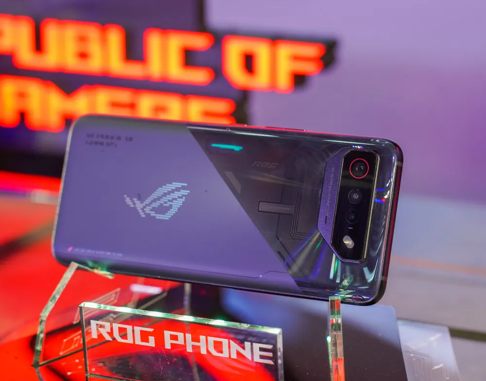 smartphone-rog-phone-7 Mặt lưng có logo ROG quen thuộc. Ảnh: TIỂU MINH