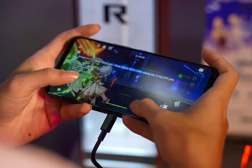 smartphone-gaming-asus-rog-phone-7 Smartphone gaming mạnh nhất hiện nay. Ảnh: TIỂU MINH