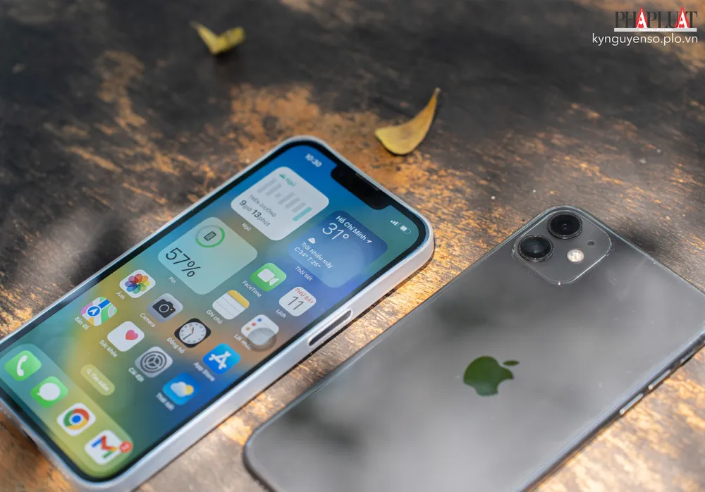 iphone-13-vs-iphone-11-giam-gia-manh iPhone 13 và iPhone 11 cũng giảm giá mạnh. Ảnh: TIỂU MINH