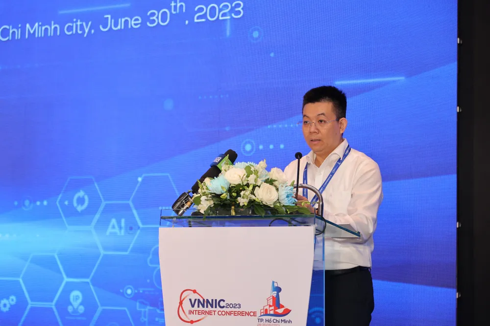ong-nguyen-hong-thang-pho-giam-doc-vnnic Ông Nguyễn Hồng Thắng - Phó Giám đốc phụ trách điều hành VNNIC chia sẻ tại sự kiện.