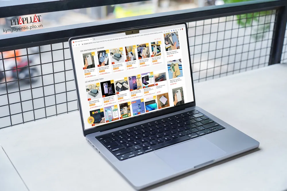 hang-gia-duoc-ban-cong-khai-tren-shopee Hàng giả được bán công khai trên Shopee. Ảnh: TIỂU MINH