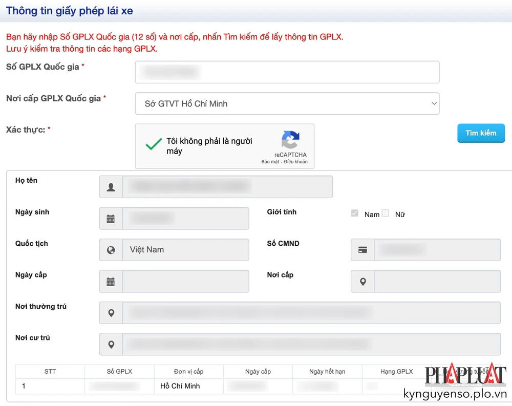 Tra cứu thông tin GPLX và bổ sung giấy tờ cần thiết. Ảnh: MINH HOÀNG