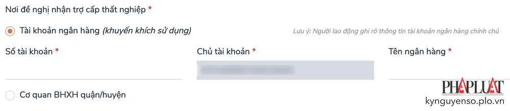 Nhận tiền trợ cấp thất nghiệp qua ngân hàng. Ảnh: MINH HOÀNG