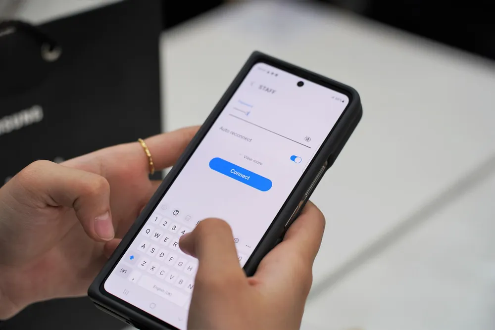 Người dùng nhận Fold 5 và kích hoạt ngay tại cửa hàng. Ảnh: TIỂU MINH