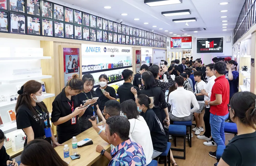 Minh Tuấn Mobile hiện có hơn 300 đơn đặt trước, trong đó, Galaxy Z Fold 5 chiếm 30% và Flip5 chiếm 70% còn lại. 