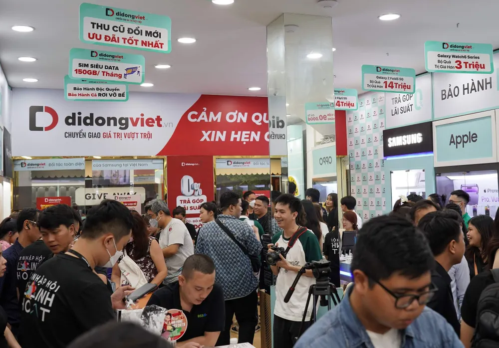 Các hệ thống bán lẻ bắt đầu giao máy cho người dùng đặt trước. Ảnh: TIỂU MINH