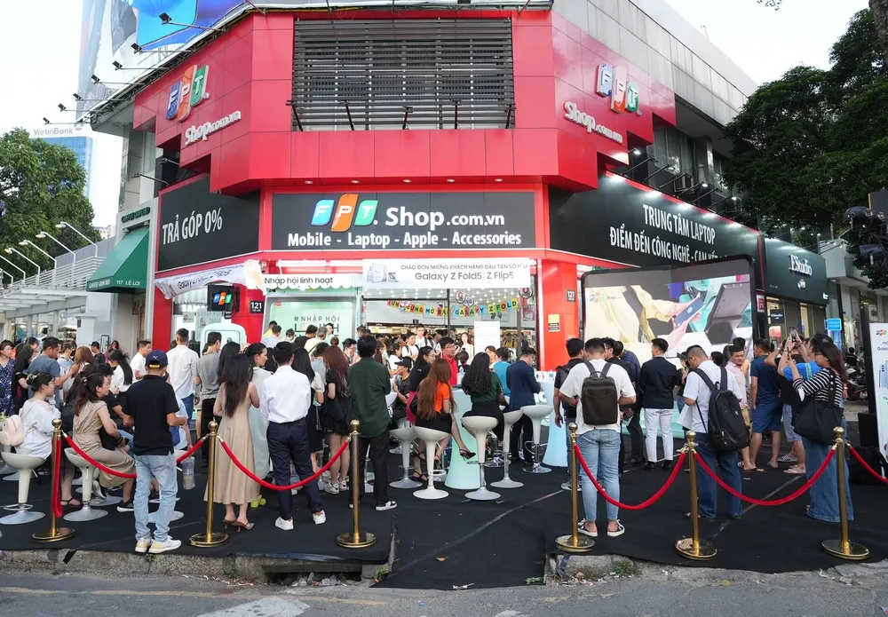 Người dùng hào hứng chờ nhận máy sớm tại các hệ thống.