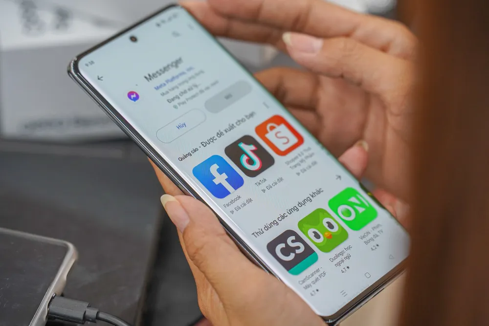 khach-hang-kich-hoat-reno-10-khi-nhan-may Khách hàng kích hoạt Reno 10 sau khi nhận máy sớm. Ảnh: TIỂU MINH