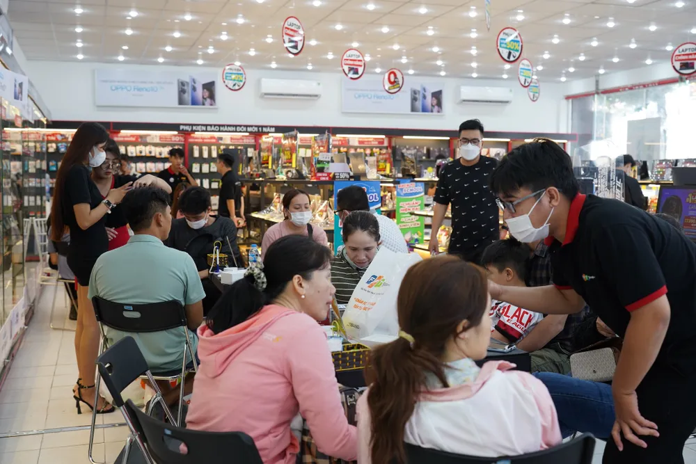 nhu-cau-mua-sam-dien-thoai-cua-nguoi-tieu-dung-dang-phuc-hoi-nhe Nhu cầu mua sắm điện thoại của người tiêu dùng đang có dấu hiệu phục hồi nhẹ. Ảnh: TIỂU MINH