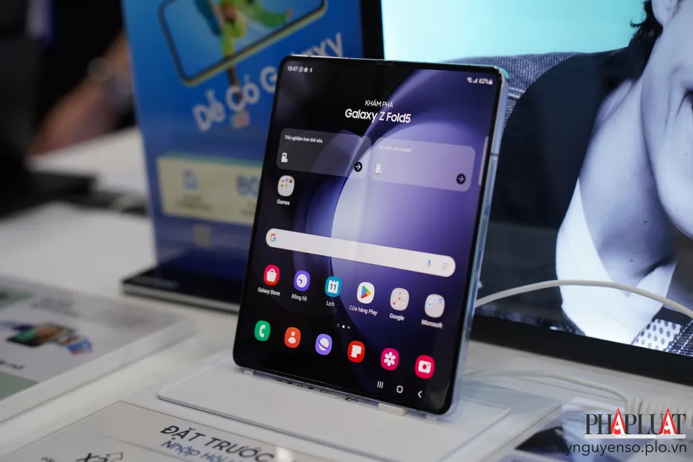 samsung-galaxy-z-fold-5 Samsung mang một số tính năng mới trên Galaxy Z Fold 5 xuống các dòng điện thoại cũ. Ảnh: TIỂU MINH