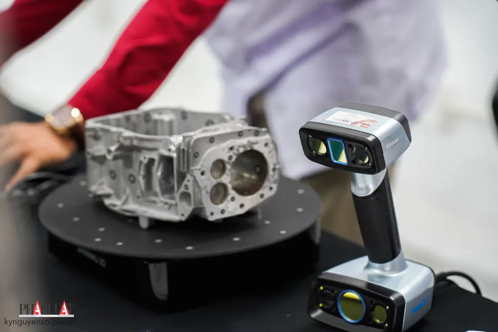 Máy quét để tạo thiết kế 3D trên máy tính. Ảnh: TIỂU MINH