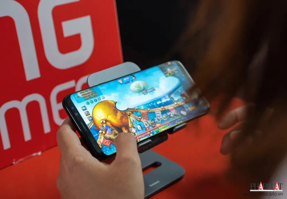 choi-game-tren-smartphone Một bạn trẻ đang chơi game trên smartphone. Ảnh: TIỂU MINH