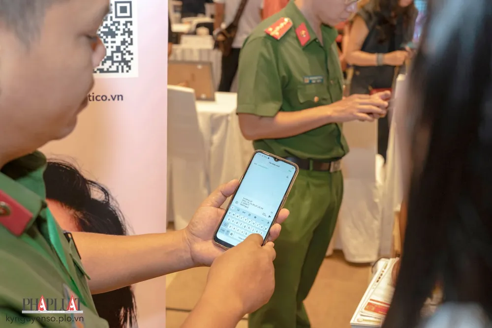 Các chiến sĩ công an đang giới thiệu và hướng dẫn sử dụng Help 114 tại Tuần lễ Đổi mới sáng tạo và Chuyển đổi số TP.HCM 2022. Ảnh: MINH HOÀNG