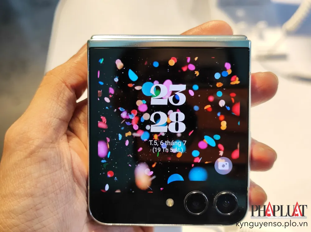 Samsung Galaxy Z Flip 5 giảm giá mạnh để cạnh tranh với iPhone 15 series. Ảnh: TIỂU MINH samsung-galaxy-z-flip-5-giam-gia.jpg