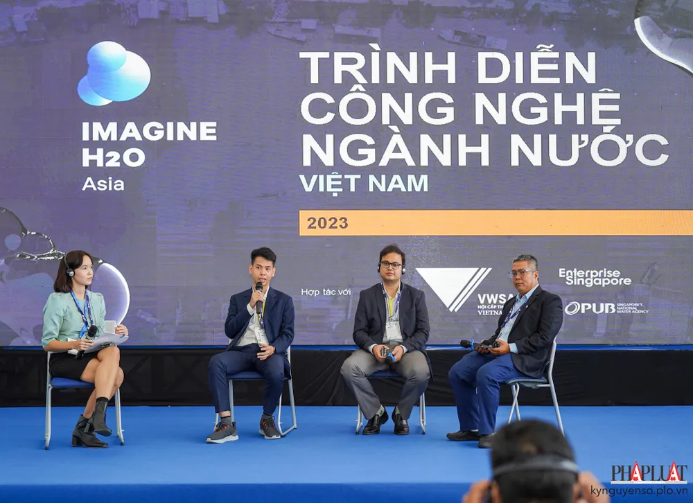 Ông Trần Kim Thạch - Trưởng phòng Quản lý Chất lượng Nước tại SAWACO (bìa phải). Ảnh: TIỂU MINH