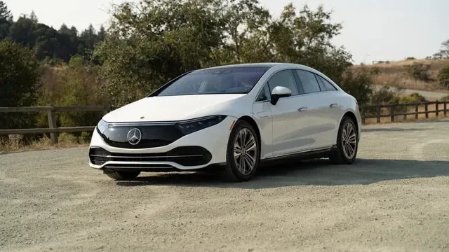 Mercedes-Benz EQS 2023. Ảnh: Antuan Goodwin/Roadshow