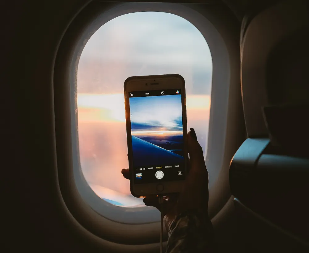 Hạn chế sử dụng WiFi trên máy bay nếu nó không cần thiết. Ảnh: Pexels