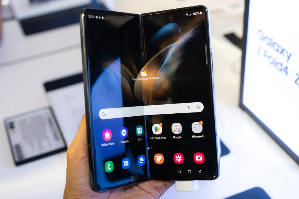 Smartphone gập Samsung chiếm phần lớn thị phần. Ảnh: TIỂU MINH Smartphone gập Samsung chiếm phần lớn thị phần. Ảnh: TIỂU MINH
