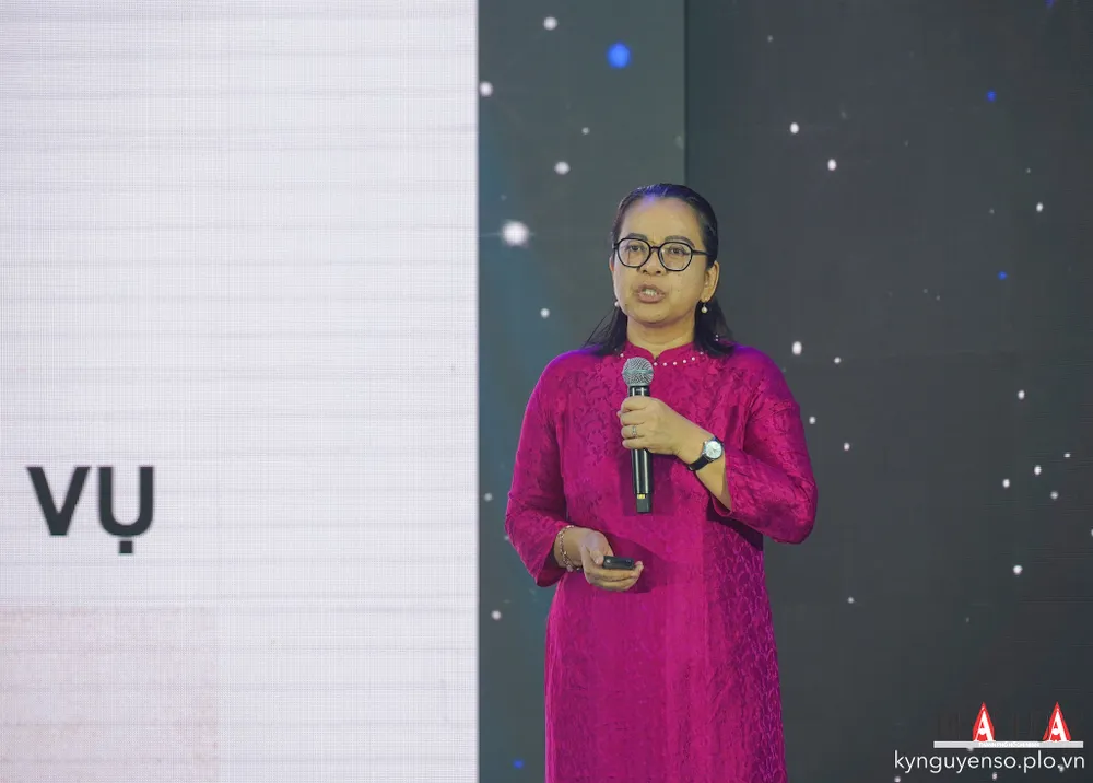 Bà Võ Thị Trung Trinh, Phó Giám đốc Sở TTTT TP.HCM giới thiệu một số giải pháp thúc đẩy triển khai dịch vụ công tại TP.HCM. Ảnh: TIỂU MINH