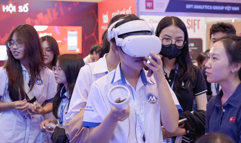 Giới trẻ là động lực thúc đẩy chuyển đổi số. Ảnh: TIỂU MINH Giới trẻ là động lực thúc đẩy chuyển đổi số. Ảnh: TIỂU MINH