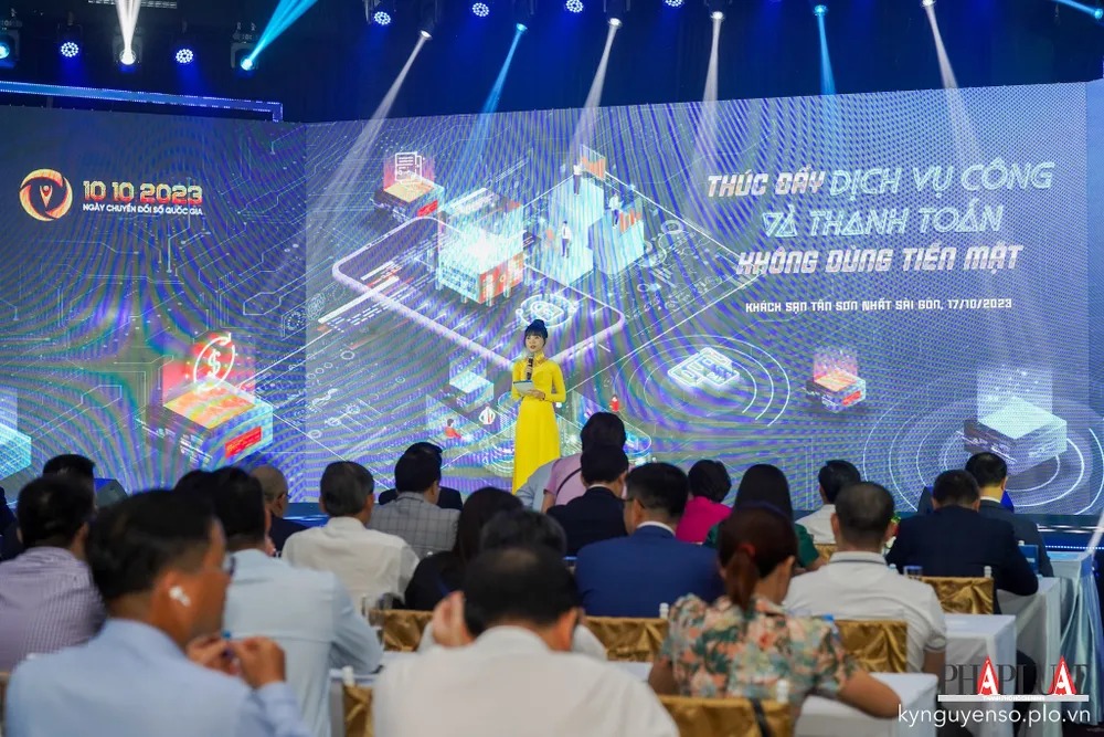 Phiên hội thảo thúc đẩy dịch vụ công và thanh toán không dùng tiền mặt. Ảnh: TIỂU MINH