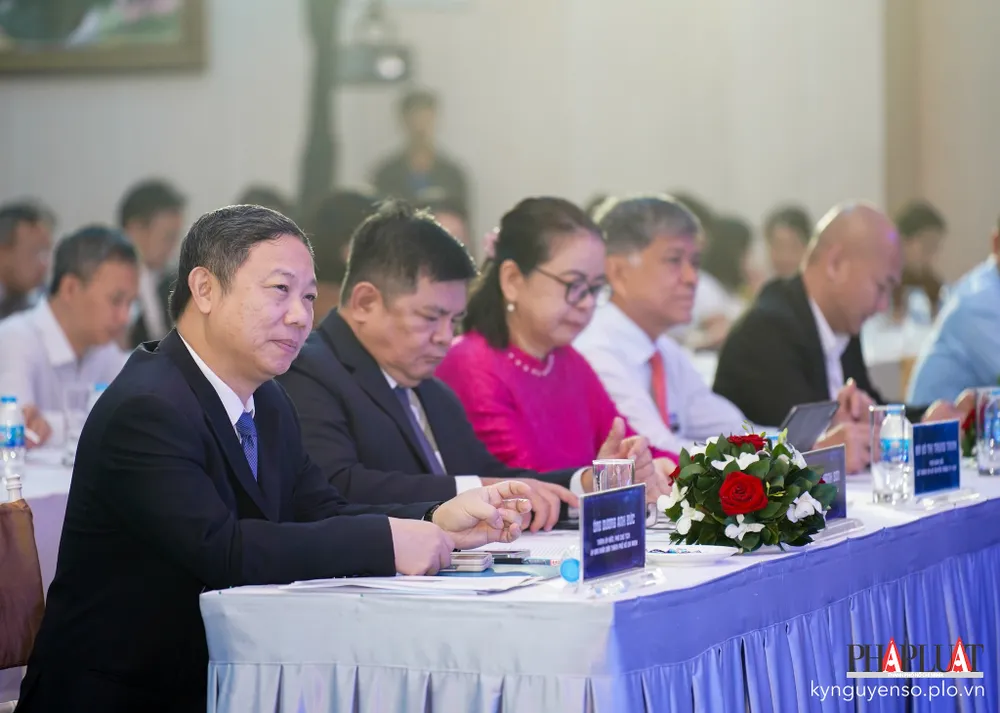 Lãnh đạo TP.HCM và các sở ban ngành tham dự sự kiện hưởng ứng Ngày chuyển đổi số quốc gia 10-10. Ảnh: TIỂU MINH