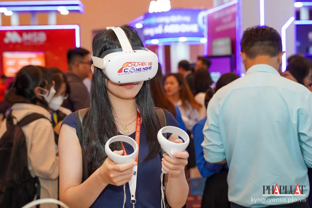 Các bạn trẻ trải nghiệm công nghệ tại các gian hàng. Ảnh: TIỂU MINH
