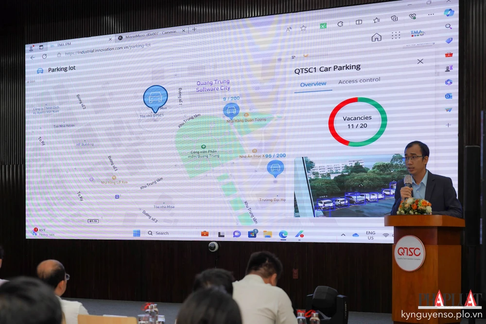 Tiến sĩ Đỗ Duy Tân (TMA) trình diễn giải pháp theo dõi camera tại các bãi đậu xe từ xa. Ảnh: TIỂU MINH
