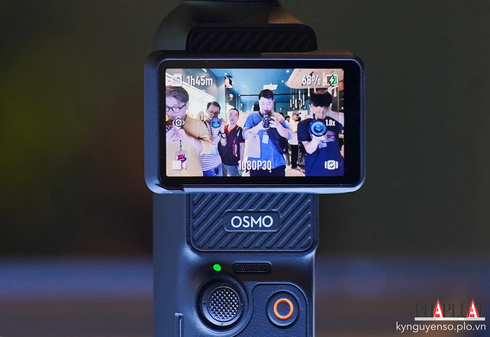 Màn hình xoay lật 90 độ, cảm ứng thông minh trên Osmo Pocket 3. Ảnh: TIỂU MINH