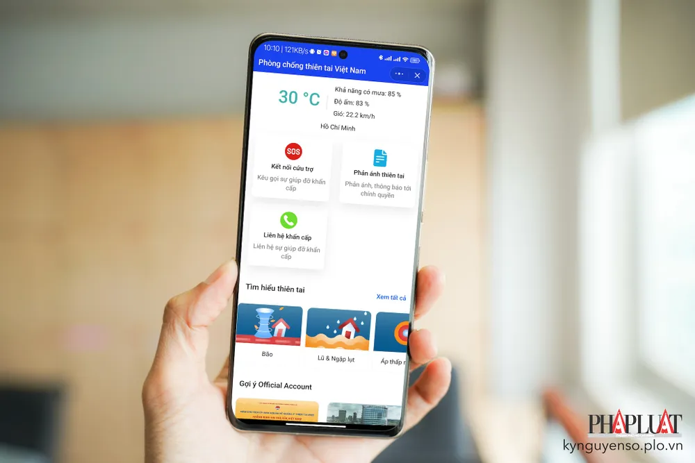 Cập nhật tình hình mưa bão, phản ánh thiên tai bằng Zalo. Ảnh: TIỂU MINH