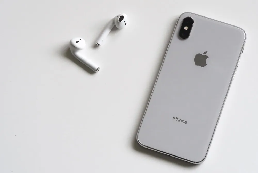 Vệ sinh tai nghe nhẹ nhàng bằng một miếng vải mềm hơi ẩm. Ảnh: Pexels