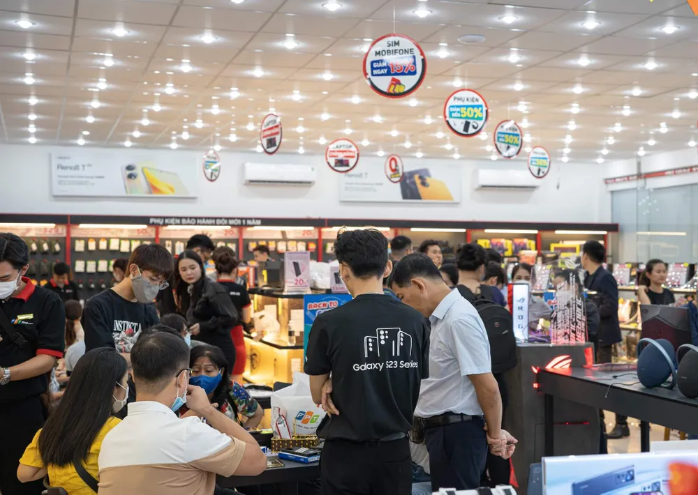 Nhiều mẫu smartphone được giảm giá mạnh dịp Black Friday 2023. Ảnh: TIỂU MINH