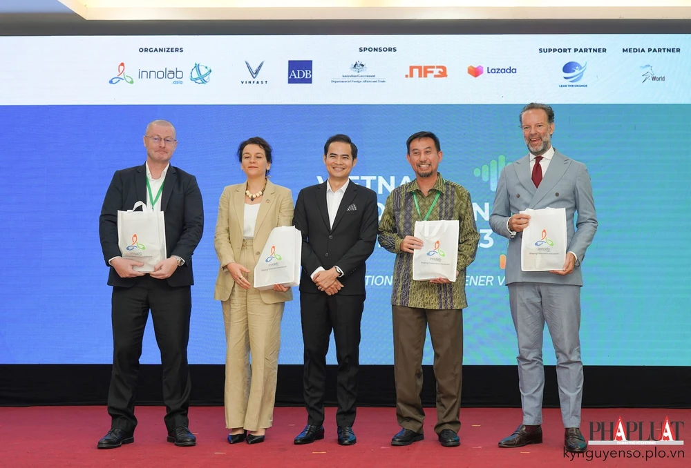 Đại diện InnoLab Asia (đứng giữa) và các Tổng lãnh sự quán các nước. Ảnh: TIỂU MINH Đại diện InnoLab và các Tổng lãnh sự quán các nước. Ảnh: TIỂU MINH