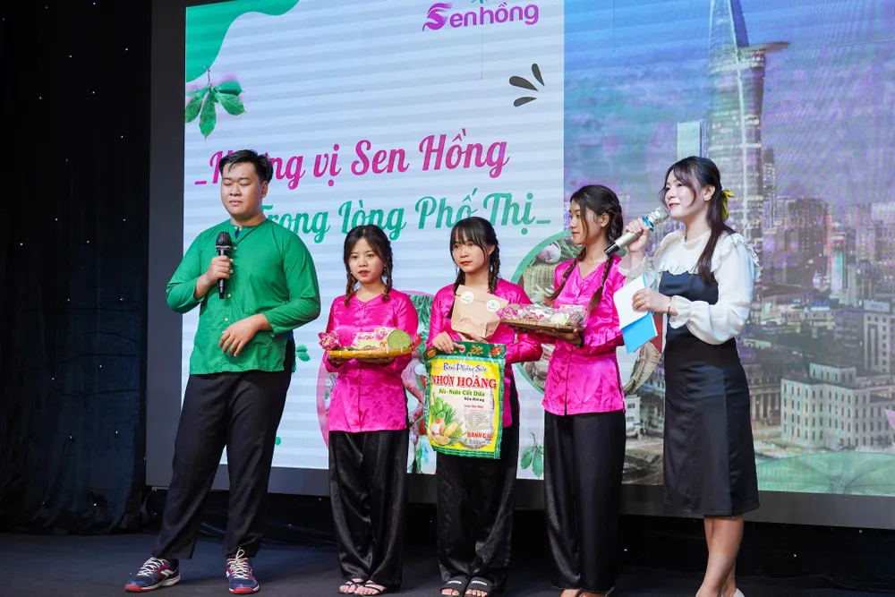 Nhóm sinh viên phát triển dự án Sen Hồng, kinh doanh các mặt hàng đặc sản Đồng Tháp. Ảnh: MINH HOÀNG