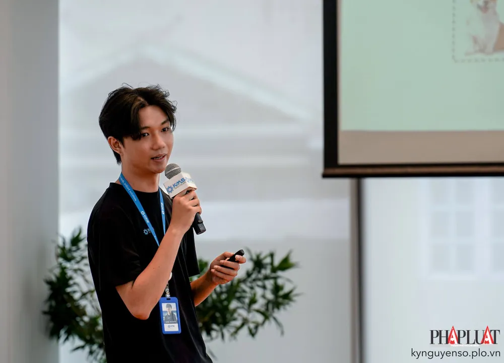 Diễn giả Nguyễn Thanh Sang - Lead Engineer tại KMS Healthcare Innovation Lab chia sẻ về GenAI. Ảnh: TIỂU MINH