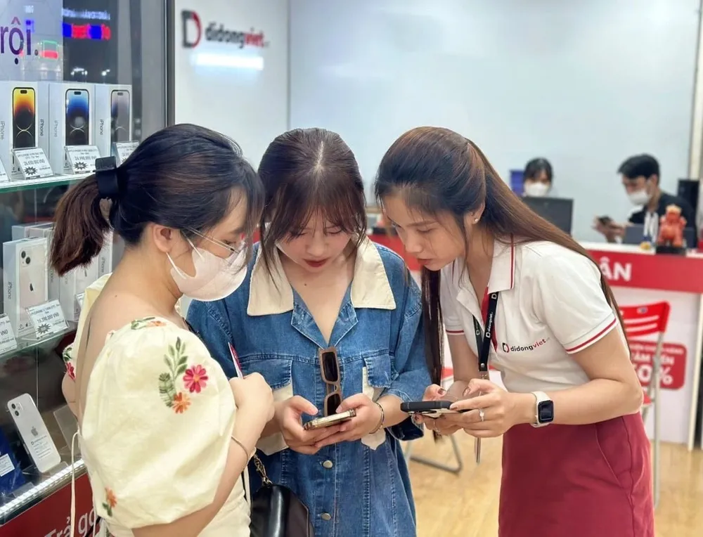 iPhone 15 Pro Max luôn là smartphone bán chạy nhất tại các hệ thống bán lẻ.