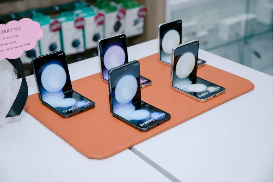 Nhiều mẫu điện thoại giảm giá ngày 12-12