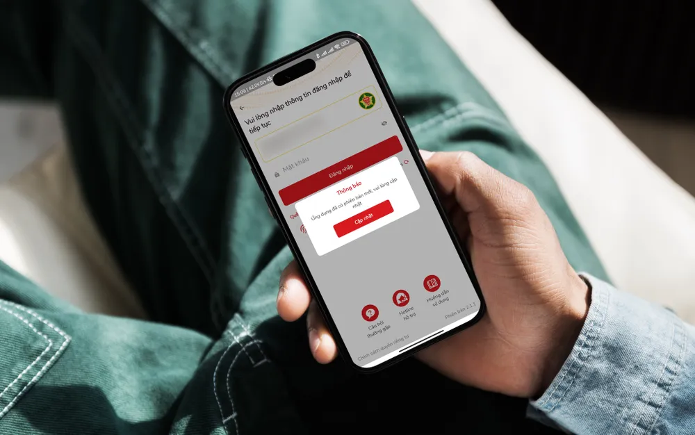 VNeID 2.1.2 được bổ sung nhiều tính năng mới và sửa các lỗi còn tồn đọng trước đó. Ảnh: MINH HOÀNG/Canva
