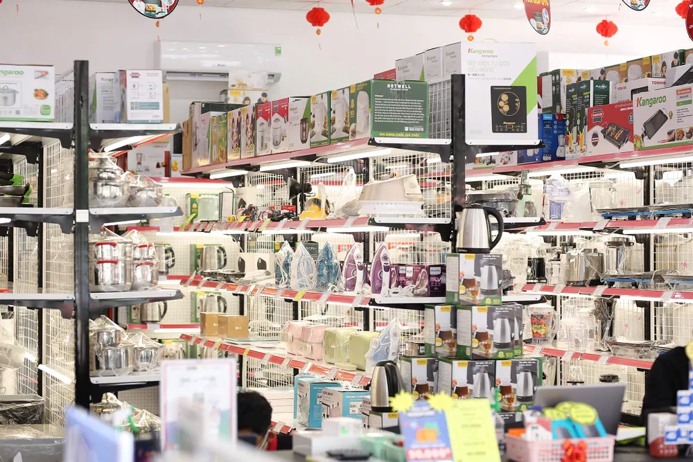 Giảm giá điện thoại, hàng gia dụng để kích cầu mua sắm cuối năm.