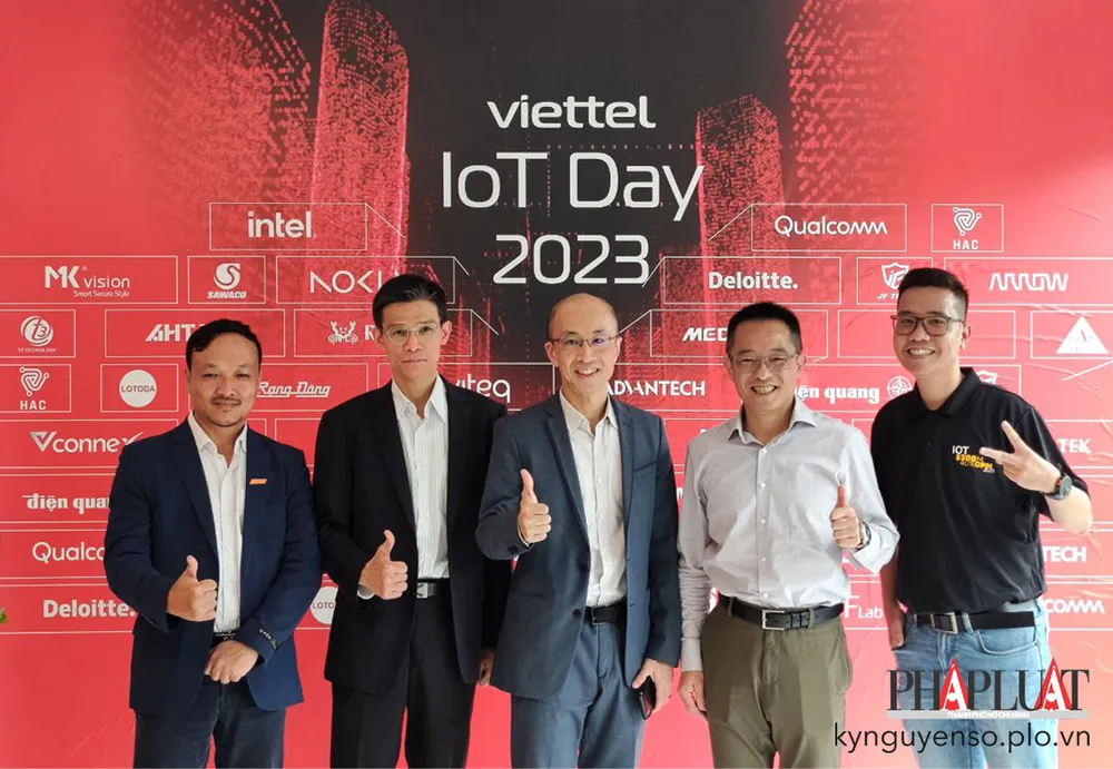 Ông Phạm Lê Ngọc Châu (bìa trái) và các đại diện đến từ MediaTek chia sẻ về IoT tại sự kiện Viettel IoT Day 2023. Ảnh: TIỂU MINH