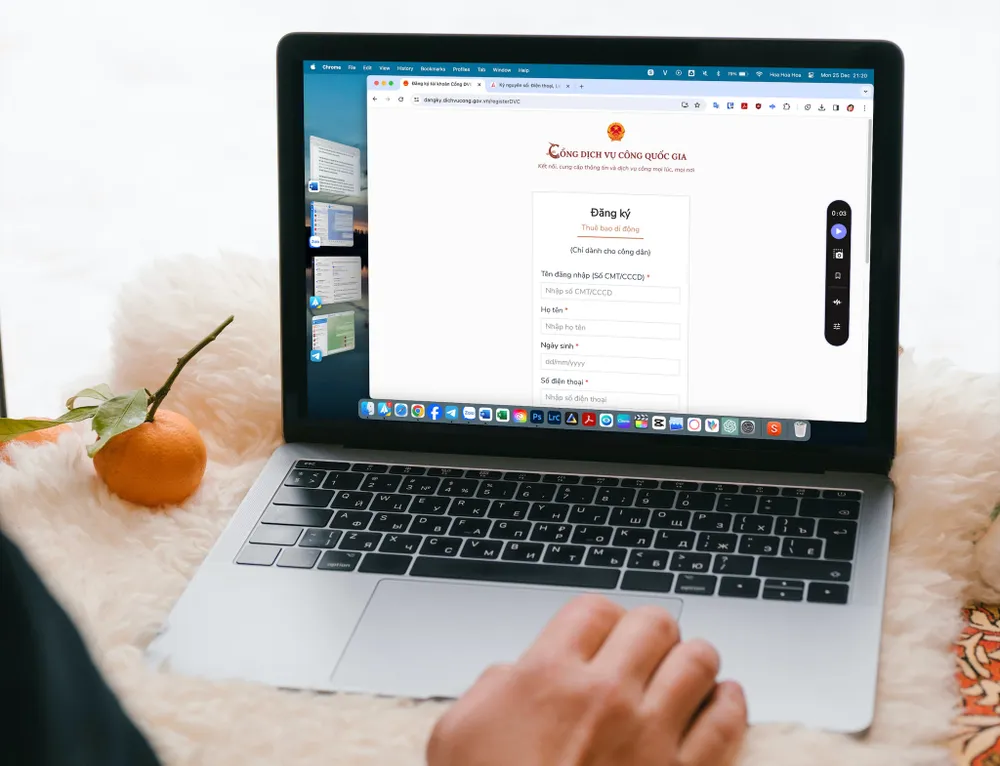 Thực hiện nhiều thủ tục hành chính thông qua cổng dịch vụ công quốc gia. Ảnh: MINH HOÀNG/Canva