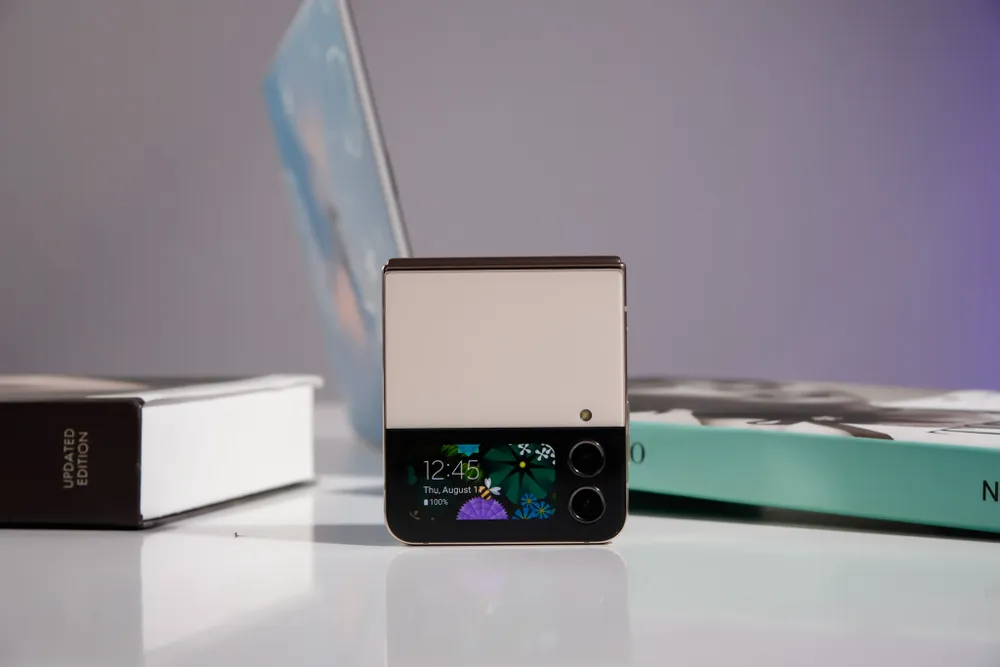 Samsung Z Flip 4 hiện chỉ còn 9,9 triệu đồng.