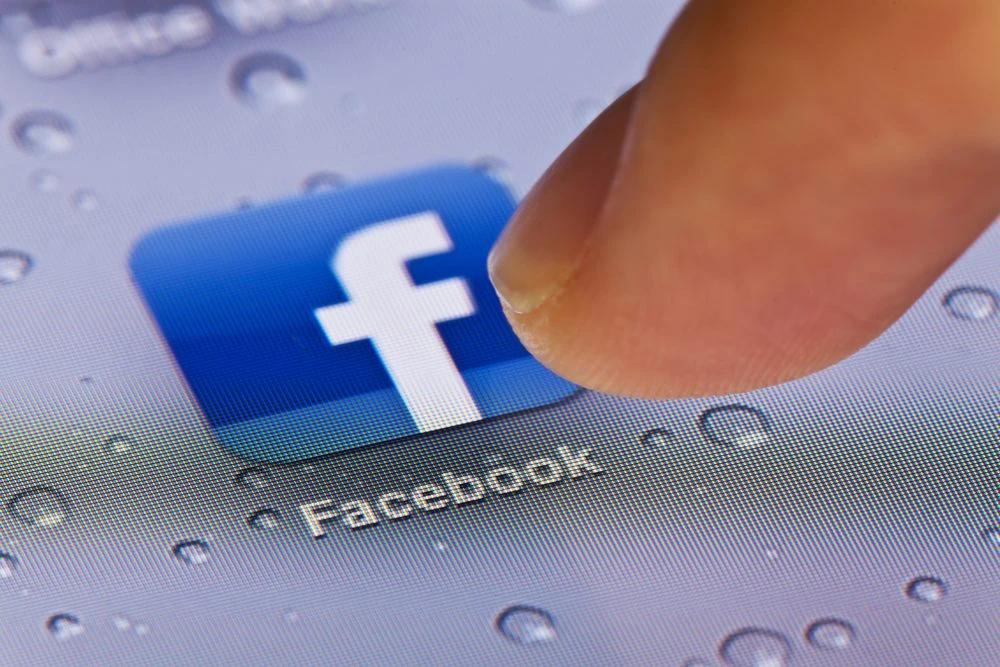 Facebook là một trong những ứng dụng hàng đầu khiến iPhone bị hao pin. Ảnh: Shutterstock Facebook là một trong những ứng dụng hàng đầu khiến iPhone bị hao pin. Ảnh: Shutterstock