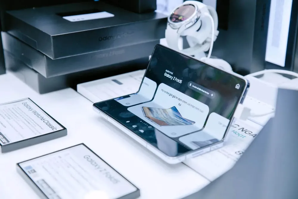 Điện thoại Samsung Galaxy Z Fold 5 256 GB giá chỉ 32,99 triệu đồng.