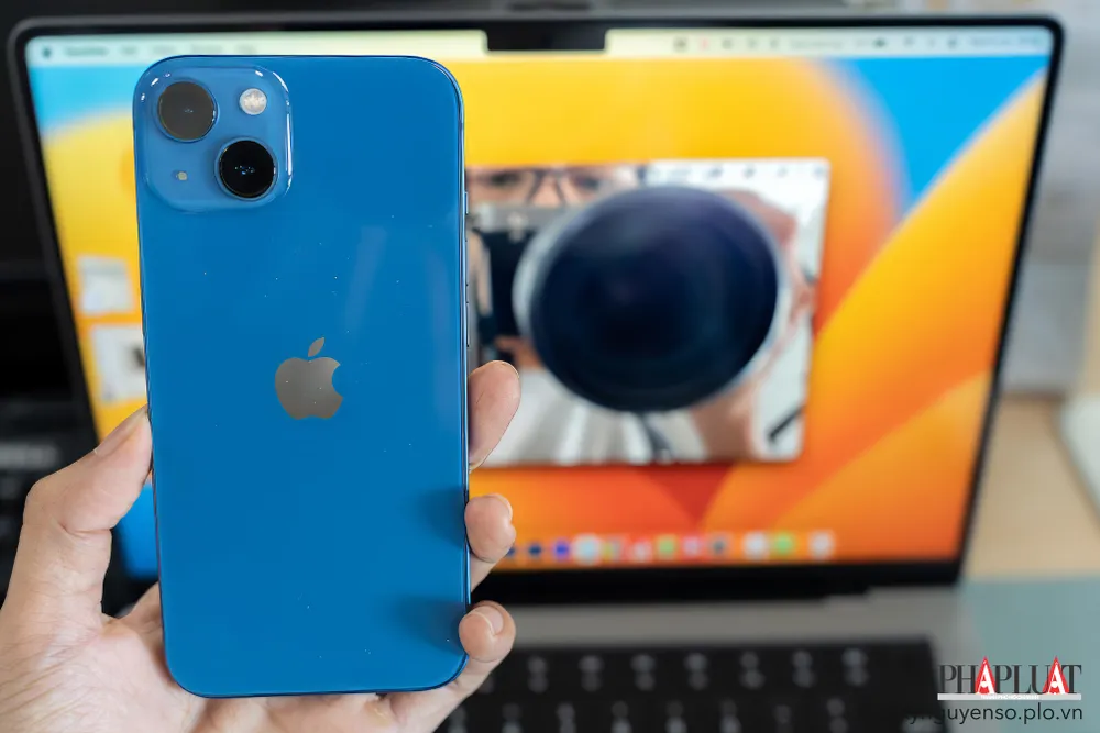 Sử dụng iPhone làm webcam cho máy tính. Ảnh: MINH HOÀNG Sử dụng iPhone làm webcam cho máy tính. Ảnh: MINH HOÀNG