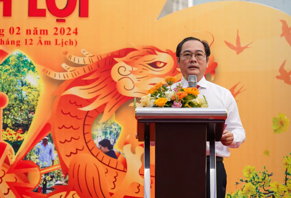 Ông Huỳnh Cao Cường, Phó Chủ tịch UBND huyện Bình Chánh phát biểu khai mạc sự kiện. Ảnh: TIỂU MINH